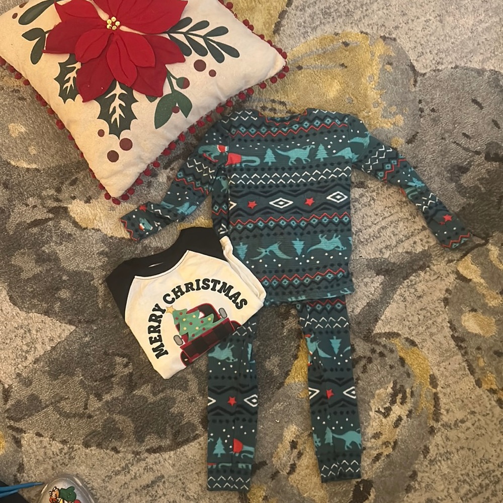 Christmas bundle of pjs and shirt in size 4 toddler